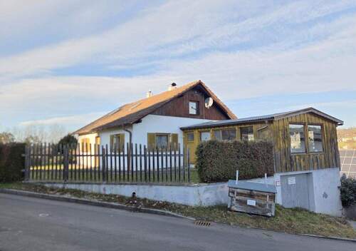 Straßenansicht mit Garage und Wintergarten - 