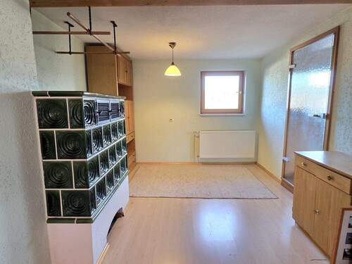 Wohnzimmer mit Kamin - Einfamilienhaus mit 100,00 m&sup2; in Passau zum Kaufen