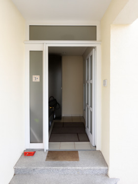 Eingangstür Hauptgebäude - 