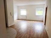 Wohnzimmer - Renovierte Erdgeschosswohnung mit offener Küche und Freisitz