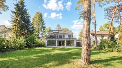 Hausansicht und Garten - 