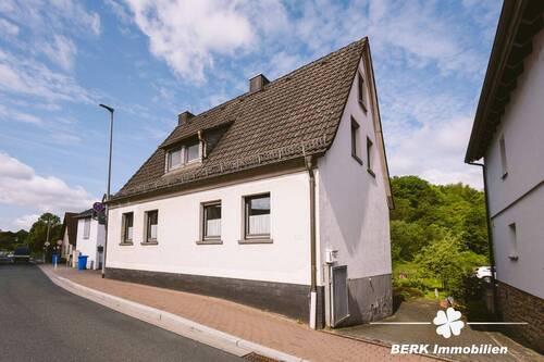 Hausansicht - BERK Immobilien - Wohnen mit Charme und großzügigem Raumangebot in Keilberg