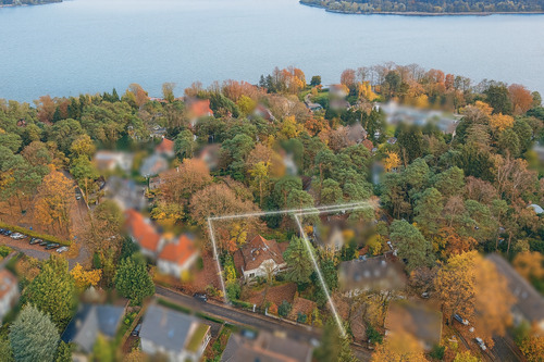Drohnenaufnahme mit Grundstücksmarkierung - 