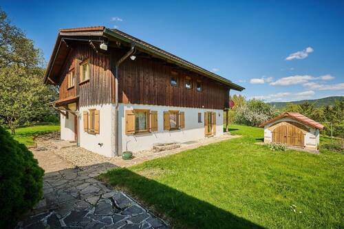Anwesen Haselbach Haupthaus Außenansicht seitlich - 
