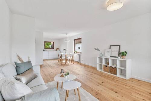 Wohnzimmer - Einziehen und wohlfühlen: neu renovierte 3-Zi mit Südbalkon und zwei Stellplätzen