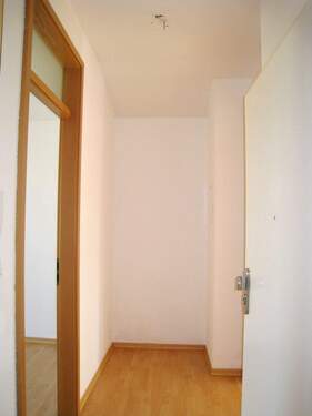 Flur - Blick von der Wohnungstür.jpg - 