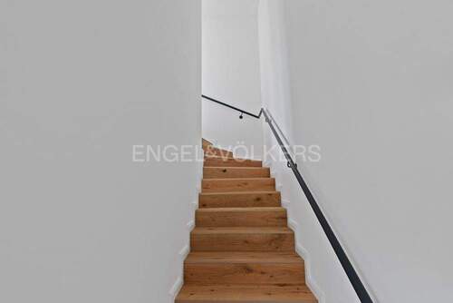 Treppenaufgang mit Echtholzparkett - 