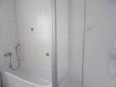 Bad - Badewanne und Dusche - 