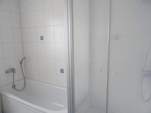 Bad - Badewanne und Dusche - 