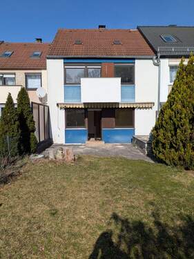 HAUS GARTENANSICHT - Platzwunder mit Potenzial: Leerstehendes Reihenhaus in Top-Lage mit großer Ausbaureserve!