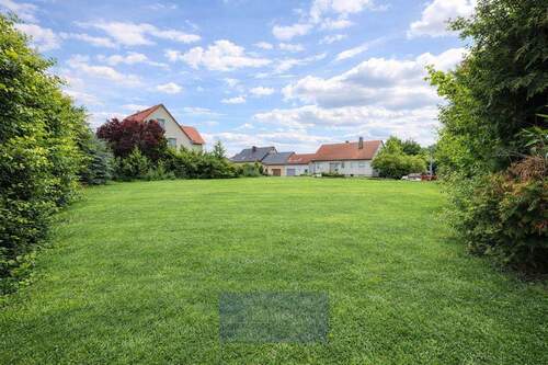 Grünes Grundstück in Vorstadtidylle - 