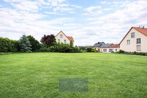 Grünes Grundstück zwischen Wohnhäusern - 