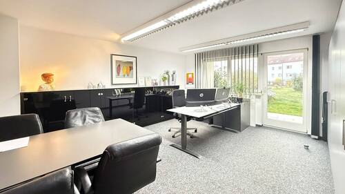 Chefbüro mit Blick ins Grüne - 