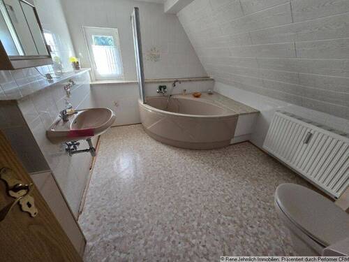 Bad mit Wanne im DG - 5 Zimmer Einfamilienhaus zum Kaufen in Limbach-Oberfrohna