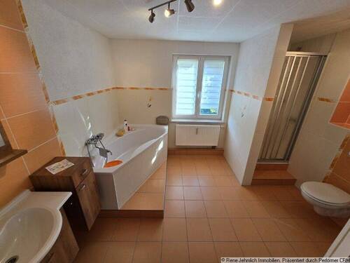 Bad mit Wanne und Dusche im OG - 