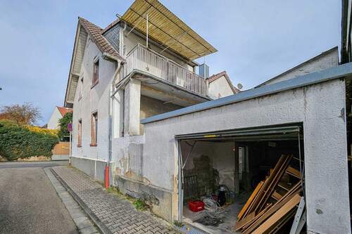 Außenansicht Garage und Haus - 