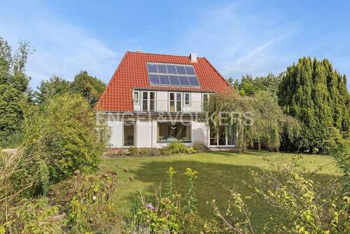 Haus Rückansicht - Lichtdurchflutetes Familienhaus mit 1.803 m² Grundstück in begehrter Wohnlage