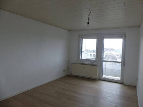 Wohnzimmer mit Austritt auf den Balkon - 3 Zimmer Etagenwohnung zur Miete in Oschatz