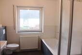 Bad im OG mit Badewanne und Dusche - 