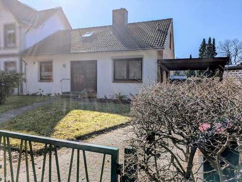 Hausfront - ReserviertGepflegtes Einfamilienhaus in Bestlage - direkt am Naturschutzgebiet