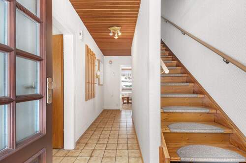 Flur und Treppenaufgang - 5 Zimmer Einfamilienhaus in Hamburg