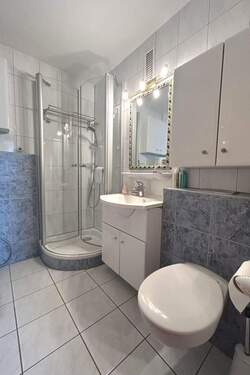 Bad mit Dusche + WM-Anschluss - 