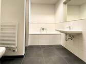 Badezimmer mit Dusche und Badewanne - 
