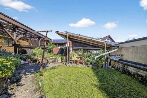 Garten mit Gartenhaus - Mehrfamilienhaus, Wohnhaus mit 211,70 m&sup2; in Karlsruhe / Palmbach zum Kaufen