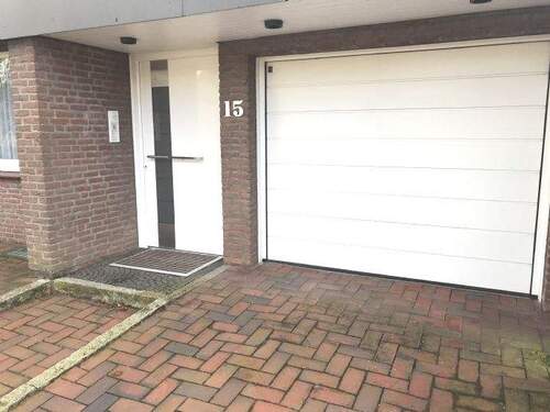 Hauseingang mit Garagenzufahrt - 7 Zimmer Mehrfamilienhaus, Wohnhaus in Hamburg