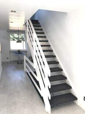 Treppe zum I.OG - Mehrfamilienhaus, Wohnhaus mit 180,00 m² in Hamburg zur Miete