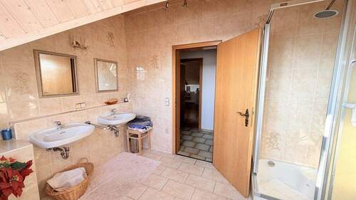 Badezimmer - Einfamilienhaus mit 154,80 m&sup2; in Rain zum Kaufen