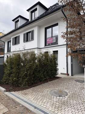 OR27 - Einfahrt - 6 Zimmer Doppelhaushälfte zum Kaufen in München
