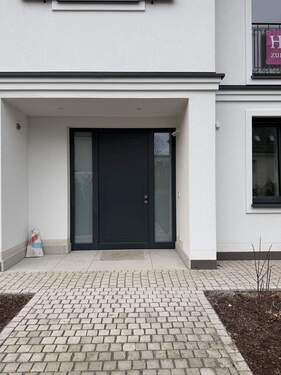 OR27 - Hauseingang - 6 Zimmer Doppelhaushälfte in München