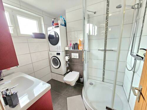 Tageslicht-Bad mit Dusche & WC & Waschmaschinenanschluss - 