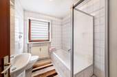 Bad, Fenster, Wanne - Etagenwohnung mit 78,00 m² in München zum Kaufen