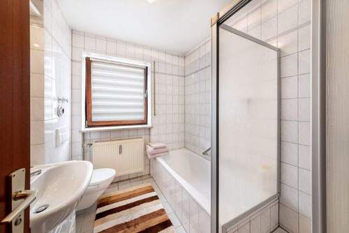 Bad, Fenster, Wanne - Etagenwohnung mit 78,00 m² in München zum Kaufen