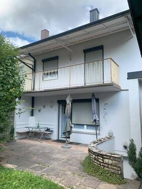 Rueckfassade - 34 Jahre Erbpacht: modernisierte und geräumige Doppelhaushälfte, Besichtig. SA 15.11. n. Vereinbg.