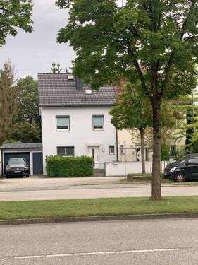 Vorderfassade - 5 Zimmer Doppelhaushälfte zum Kaufen in München