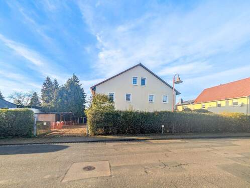 Straßenansicht Haupthaus - 