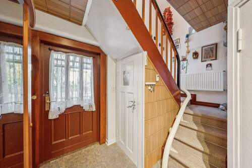 Eingangsbereich/Treppenhaus - 