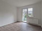 Wohn- oder Schlafzimmer mit Zugang zum Balkon - Etagenwohnung mit 56,20 m&sup2; in Chemnitz zur Miete