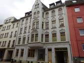 Ansicht Haus - Optimal geschnittene 3-Zimmer-Wohnung mit Balkon im 2.OG, Laminat