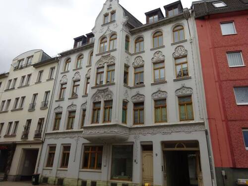 Ansicht Haus - Optimal geschnittene 3-Zimmer-Wohnung mit Balkon im 2.OG, Laminat