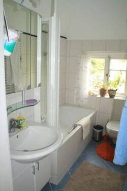 neueres Vollbad mit Fenster - 