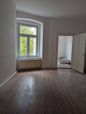 geräumiger Raum vor Küche und Gartenzimmer - 