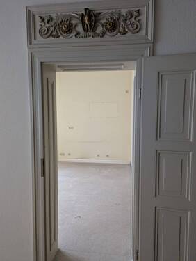 Zimmertür mit schönen Details ( in Sanierung) - 