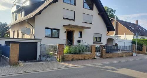Straßenansicht/sep. Wohnungseingang - 4 Zimmer Etagenwohnung in Bad Vilbel