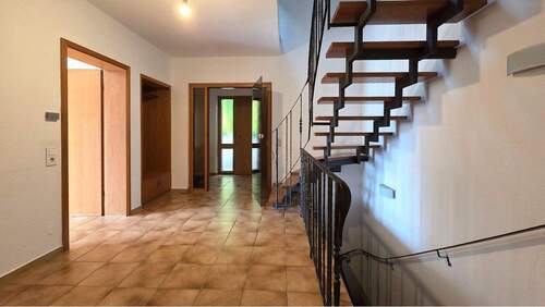  großzüger Eingangsbereich EG - 7 Zimmer Mehrfamilienhaus, Wohnhaus zum Kaufen in Mühlacker-Lienzingen