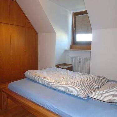 Schlafzimmer mit integriertem Echtholzschrank - 