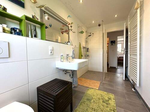 … und ebenerdiger Dusche - 